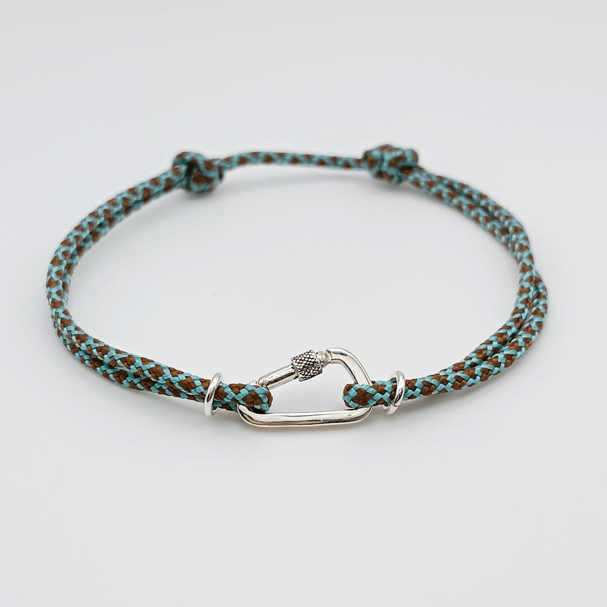 dettaglio bracciale climbers moschettone argento 925 paracord