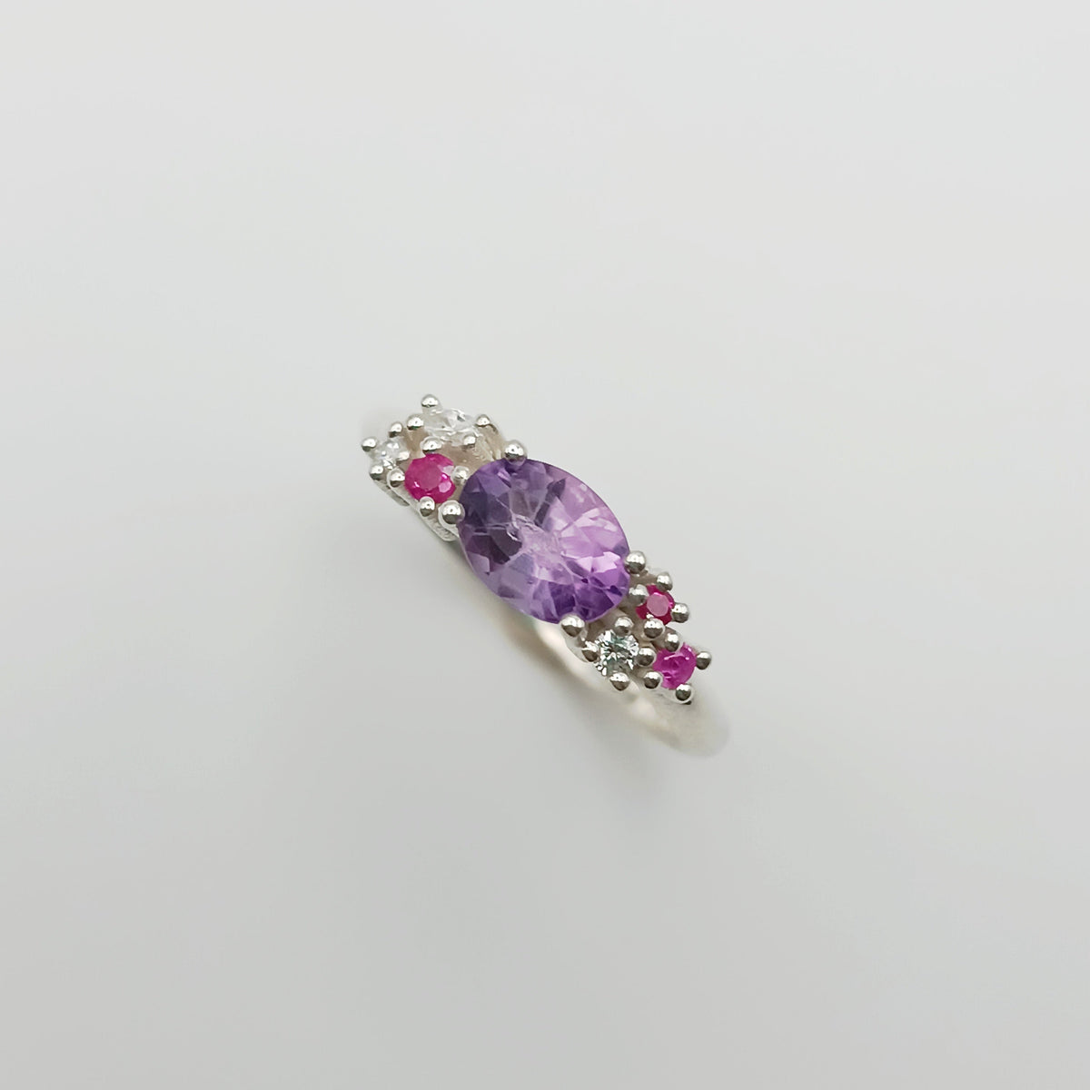 dettaglio anello fiori di lillà collezione bouquet argento 925 ametista zirconi
