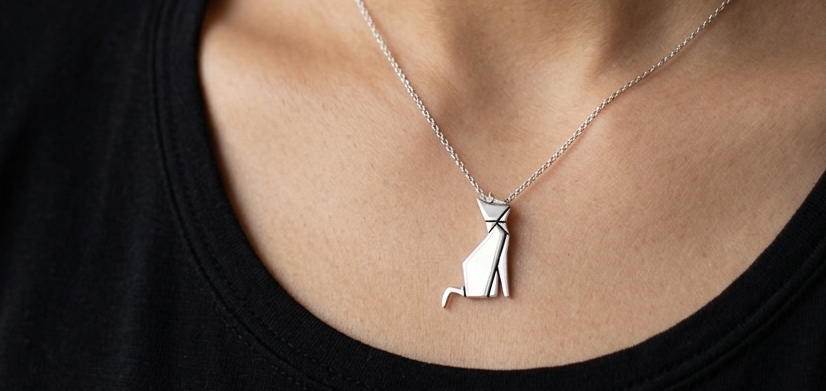 collana origami a forma di gatto argento 925 indossata su maglia nera