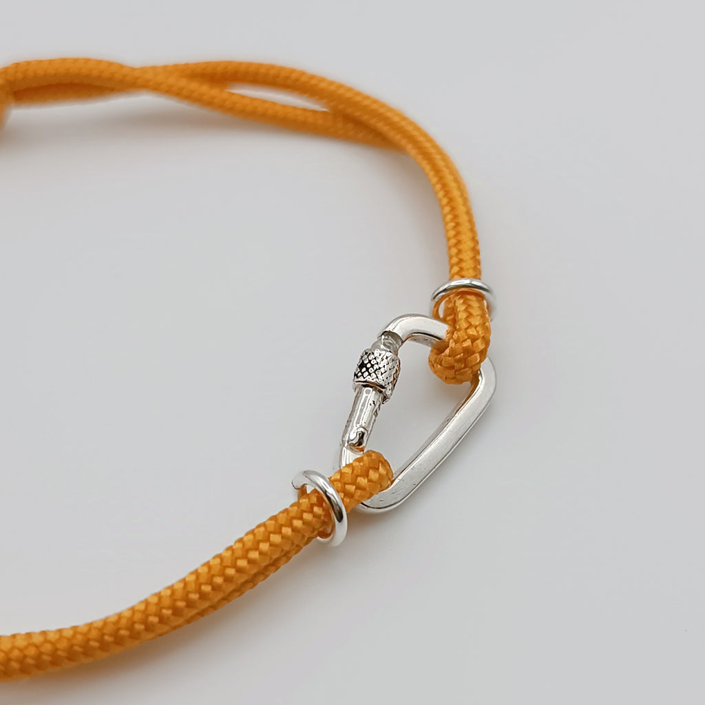 bracciale climbers moschettone argento 925 paracord indossato al polso