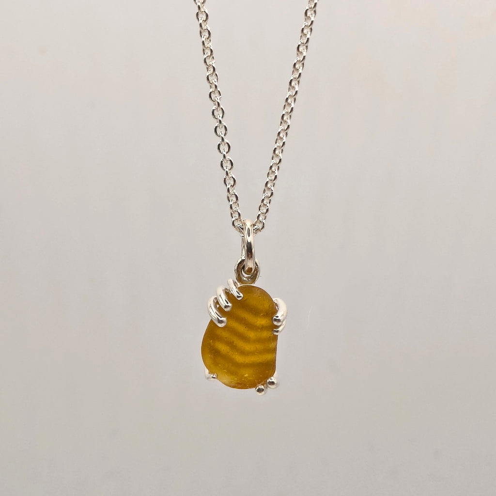 collana gocce di mare arancione argento 925 vetrino indossata al collo