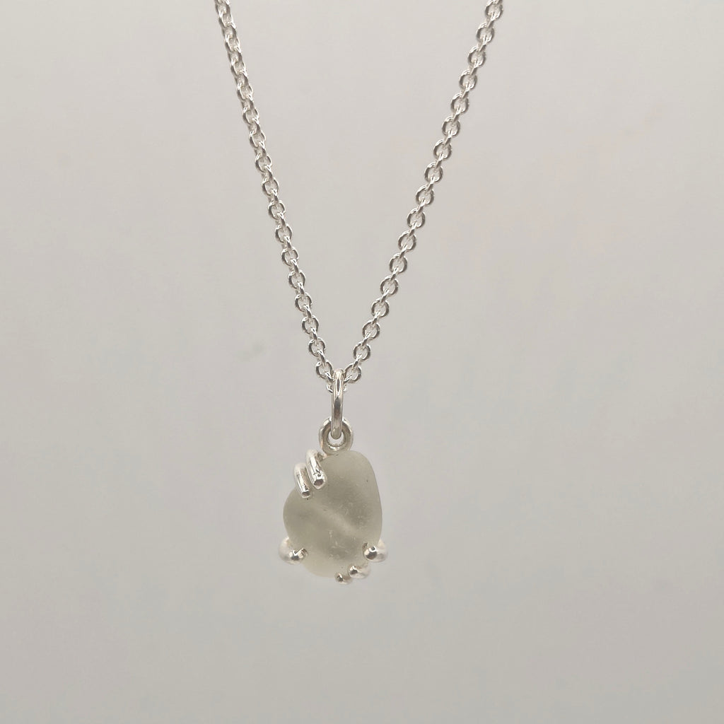 collana gocce di mare bianco argento 925 vetrino indossata al collo