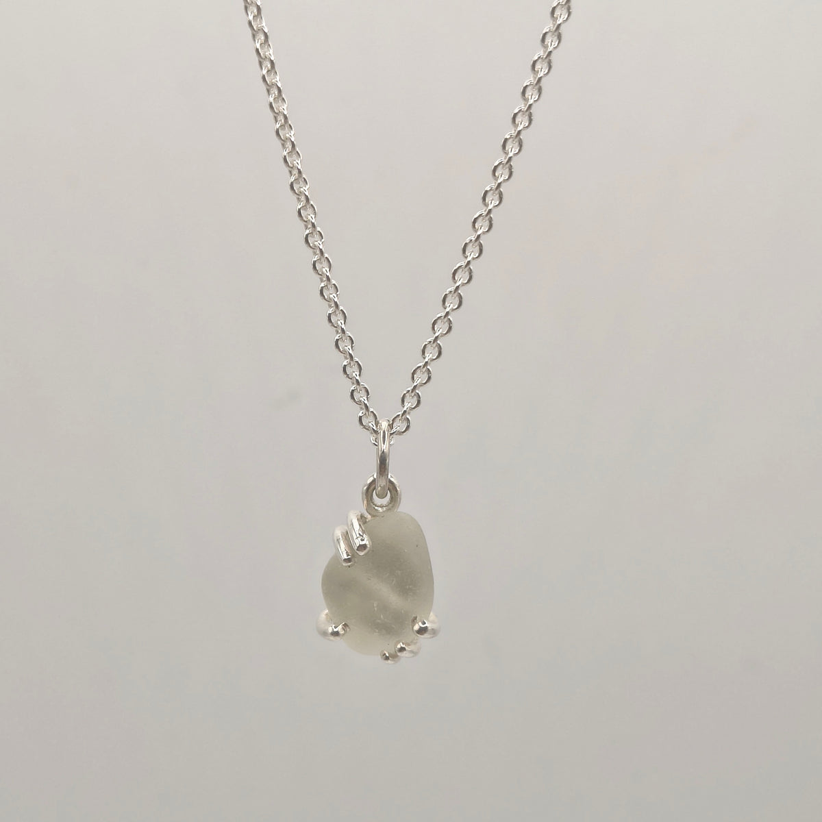 collana gocce di mare bianco argento 925 vetrino indossata al collo